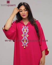 l image contient peut etre une personne ou plus personnes debout et texte fashion couture women