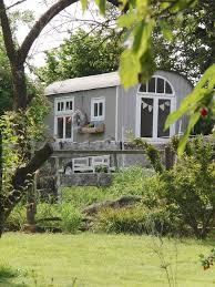 Mitten Im Grunen In 2020 Fee Gartenhauser Kleine Hinterhof Pools Gartengestaltung
