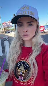 Leanne Beck's Instagram, Twitter & Facebook