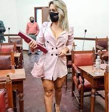 Definición de concejala, descubre el significado y todas las acepciones que tiene concejala también puedes ver su etimología, su categoría gramatical, como es concejala en otros idiomas y refranes donde aparece la palabra concejala. Polemica En Argentina Por Concejala Que Acusa Hostigamiento Le Pidieron Que Se Tape Un Poquito T13