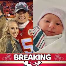 Sau một thời gian trì hoãn, Patrick Mahomes, người cha và tiền vệ tốt nhất  của NFL dành cho Kansas City Chiefs, và vợ anh chào đón đứa bé thứ ba gia