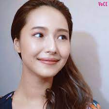 オシャレ度up間違いなし 秋色を重ねて楽しむ技ありメイク術 トレンドのミラーネイルも beautv 美容メディアvoce ヴォーチェ ヘアメイク アップアーティスト 巻き髪アレンジ 髪 アレンジ
