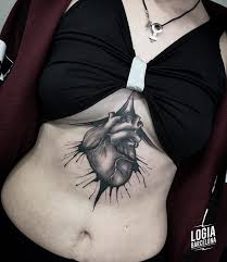 No debe confundirse con los tatuajes en el esternón o en el lateral del pecho, los tatuajes debajo de las tetas generalmente no se ven afectados por el tamaño o la forma de los senos. Tatuajes Debajo Del Pecho Logia Tattoo Barcelona