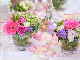 Tischschmuck für den schönsten tag des jahres! Blumen Tischdeko Sommer It Is Summer Tischdekoration Hochzeit Blumen Tischdeko Sommer Hochzeit Deko Tisch