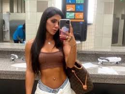 Bodybuilder banned from flight after staff said her outfit would disturb  families - The Mirror
