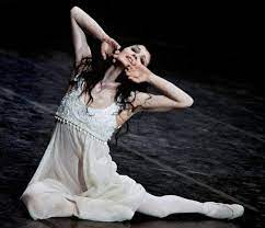 Carla fracci, que también apareció en la gran pantalla en las películas nijinsky y verdi, fue directora del ballet de nápoles, el de verona y del ballet de la ópera de roma. E Morta Carla Fracci Addio Alla Regina Della Danza