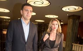 Αυτα ειναι τα πατουσακια ντυμενα με αστερακια του διασημου γιου τουσ Pantreyontai Basilhs Kikilias Tzenh Mpalatsinoy Ta Nea