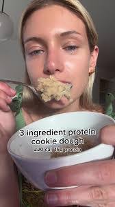 Sara Maniez's Instagram, Twitter & Facebook