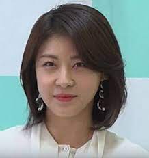 Hari won để lộ vòng 2 to bất thường khi đi diễn ở mỹ, khi hari về việt nam thì trấn thành bất ngờ cầu hôn hari won nghe xong giá tiền liền choáng váng, vội tiến tới bảo trấn thành: Ha Ji Won Wikipedia