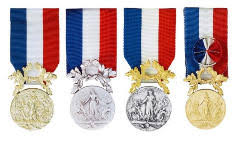 Elle peut également être attribuée collectivement aux unités d'intervention et de secours avec, pour les personnels en service au moment des faits récompensés, le port d'une fourragère tricolore. Medaille D Honneur Pour Acte De Courage Et Devouement Medailles Decorations Et Autres Distinctions Demarches Administratives Accueil Les Services De L Etat Dans Le Gers