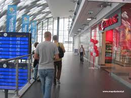 Poznań jest miejscem w kraju polska z międzymiastowymi liniami do miast wewnątrz kraju jako np. Dworzec Pkp Poznan Glowny W Poznaniu Zdjecie 66 853