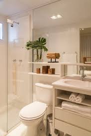Blog Achados De Decoracao Um Adoravel E Pequeno Apartamento Decorado A Madeira Banheiros De Apartamento Pequeno Banheiros Planejados Apartamentos Decorados