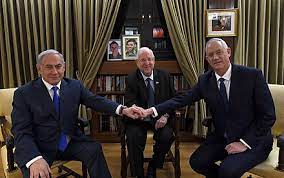 הוא מתאר אוליגרכיה עוצמתית במשרד המשטרה ובאגף החקירות במשטרה (המשולש. ×¨××•×'×Ÿ ×¨×™×'×œ×™×Ÿ Wikiwand
