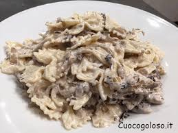 Niente pasta o zuppa, non sparatemi però, mi sono avventurata addirittura a comporre un'insalata, sforzi sovrumani tra i fornelli, tecnica da professionista.sto scherzando ovviamente, è che di solito non pubblico insalate. Farfalle Con Radicchio Rosso Tardivo E Philadelphia