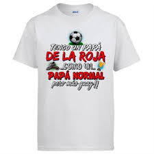Camiseta de hombre roja con un estampado de super heroe. Camiseta Tengo Un Papa De La Roja Como Un Papa Normal Pero Mas Guay Superfutboleros