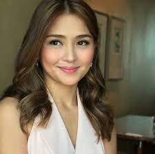 Here Is The Lovely Kathryn Bernardo Smiling And Striking A Pose During The Sunsilk Sales Rally Last January 12 201 Hairstyle Curly Hair Styles Filipina Beauty