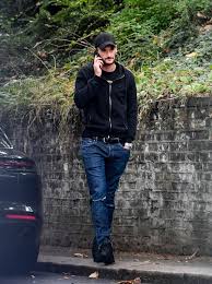 Mais il aura fallu attendre un second cliché pour effacer tous nos doutes : Hugo Lloris Takes Wife To Brunch In Blacked Out Porsche As He Gets Back Behind The Wheel After Drink Drive Arrest