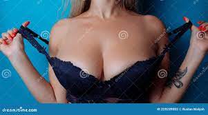 胸罩的胸部特写. 女人的胸部或大的天然胸部库存照片. 图片包括有女孩, 魅力, 爱好健美者, 植入管- 229239002
