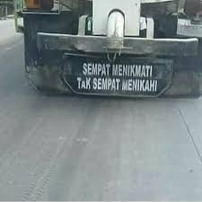 Tulisan atau kata kata sedih sopir truk itu kadang menghiasi bodi truk. 10 Foto Kata Kata Lucu Tentang Cinta Di Belakang Truk