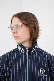 La capsule Andrea Crews et Sergio Tacchini fait revivre les années 90.