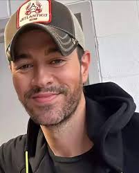 Good evening official group #enriqueiglesias With his Family and Izabell  Presley Muther ❤️❤️❤️ and group ❤️❤️❤️