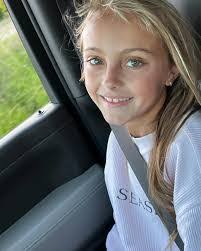 Ellie Harbin's Instagram, Twitter & Facebook