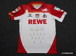 Ein mann trägt das karnevalstrikot des 1. 794 Fc Trikot De