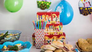 Allegri palloncini e una torta decorata! Come Organizzare Una Festa Per Bimbi Ifood