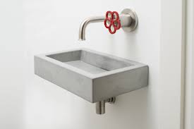 fonteintje in beton concrete toilet sink kleine badkamer douches toiletideeen kleine badkamer