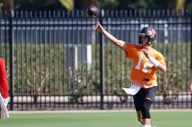 Tom brady is a professional football player on the new england patriots. 0tkluikkra78am