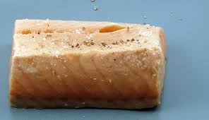 Le Saumon Confit A L Huile D Olive Est Une Recette Qui Sublime Le Saumon C Est Une Technique Accessible De Pochage Qui Dem Saumon Confit Cuisson Saumon Saumon