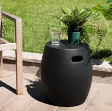 Pour parfaire votre petit jardin, la petite table d'extérieur est parfaite. Petite Table Basse De Jardin Beton Noir Forme Tonneau Summer Tables D Exterieur Pier Import