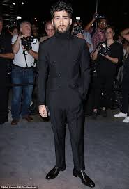 Thomas ramadhan dari gigi pukul 10.42 telepon saya sambil nangis mengabarkan aria baron sebelumnya diketahui, aria baron yang kini menjadi manajer banda gigi itu tengah dirawat di rumah. Zayn Malik Supports Girlfriend Gigi Hadid At Tom Ford Nyfw Bash Celebrity Style Men Zayn Malik Style Zayn Malik