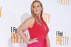 She is a writer and actress, known for ihan yössä (2015), i feel pretty (2018). Amy Schumer So Aussergewohnlich Setzt Sie Ihren Babybauch In Szene Gala De