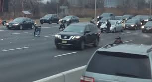 ماشین حمل پول 300 هزار دلار را کف جاده ریخت+عکس- اخبار بین الملل تسنیم -  Tasnim