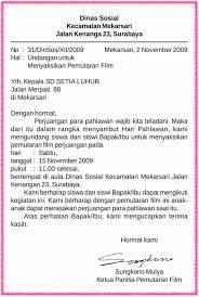 Cara menulis alamat di amplop yang benar untuk mengirim lamaran pekerjaan adalah dengan mencantumkan alamat tujuan dan pengirim pada bagian depan pada bagian pojok kanan bawah amplop merupakan tempat untuk menuliskan alamat instansi atau perusahaan yang akan dilamar. Contoh Penulisan Alamat Surat Yang Benar