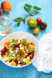 Salade De Tomates Peches Et Feta Un Dejeuner De Soleil Salade Tomate Salade De Peche Salade