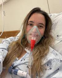 Constança braddell, a jovem de 24 anos que sofre de fibrose quística, uma doença crónica e hereditária, está internada há uma semana e meia nos cuidados intensivos em estado muito grave. Constanca Braddell A Jovem Que Mobilizou O Pais Hospitalizada Em Estado Muito Grave Nacional Magg