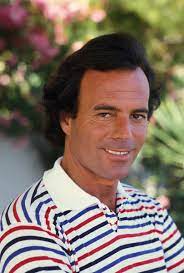 Julio iglesias, en una imagen de archivo, con la mano en el pecho, uno de sus gestos más falso, julio iglesias tiene su residencia oficial en eeuu y existe un reglamento de la ue desde 2015 que. Isabel Preysler Fue A Buscar A Julio Iglesias Cuando Estaba Con Maria Edite Blog De Pilar Eyre