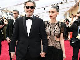 Oscar winner joaquin phoenix and rooney mara are expecting their first child together, a source exclusively confirmed to page six. Joaquin Phoenix Admired Rooney Mara On The 2020 Oscars Red Carpet Insider