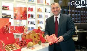 Lise eğitimini i̇stanbul erkek lisesi'nde tamamlamış ve boğaziçi üniversitesi'nden. Ulker Gida Murat Ulker