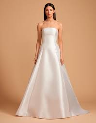 La cosa più importante scegliere spose propri abiti da sposa è quello di essere in grado di mostrare la loro personalità e temperamento, per evidenziare il loro lato più attraente. Abiti Da Sposa Semplici I Modelli Per Chi Punta Su Sobrieta Ed Eleganza