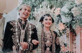 Namanya mulai dikenal publik saat ia menjadi vokalis grup band garasi bersama fedi nuril dan aries budiman pada tahun 2006 lalu. Ingat Ayu Ratna Eks Garasi Band Ini 10 Potret Terbarunya Bareng Suami