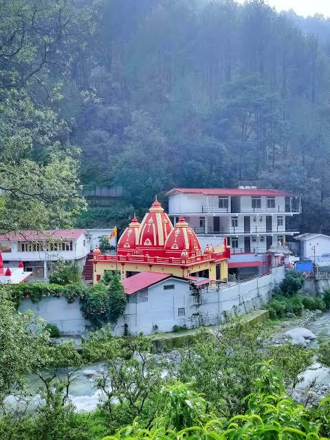 कैंची धाम में ट्रेंडिंग भीड़ से बढ़ी अव्यवस्था और भक्ति पर असर