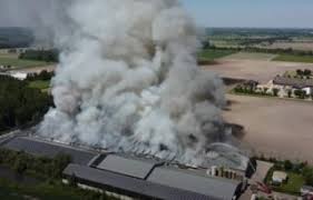 Jun 02, 2021 · op 1 juni breekt grote brand uit in een varkensstal aan de bloemerstraat in nederweert. Grote Brand Legt Varkensstal Nederweert In De As Nieuwe Oogst