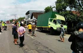 Labar tepeng liliko itu menyenangkan loh!!!! Truk Muatan 8 Ton Tepung Terguling Di Jalan Raya Jombang Surabaya Bangsa Online Cepat Lugas Dan Akurat