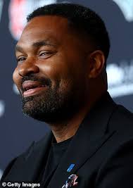 Jerod Mayo insists he won't 'try to be Bill Belichick' in New England  despite hailing Patriots legend as a 'huge mentor' after succeeding him as  head coach: 'I'm a little bit different' |