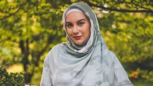 Lihat ide lainnya tentang kerudung, warna, wanita. Heboh Poster Irish Bella Tanpa Hijab Ini Penjelasannya