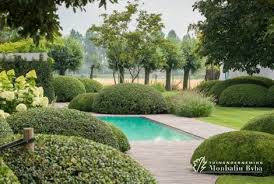 Aangelegde Tuinen Door Tuinonderneming Monbaliu Romantische Living Tuin Met Strak Biopool Overloopzwembad Garten Haus Und Garten Gartengestaltung