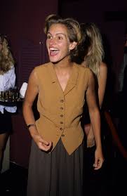 One thing julia roberts has taught us all, is to never be afraid to flaunt your natural hair. Julia Roberts Is Still The Rom Com Queen With The Very Best 90s Style That Will Inspire Your Wardrobe Grazia